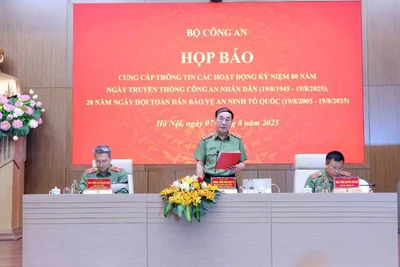 Thượng tướng Trần Quốc Tỏ chủ trì họp báo.