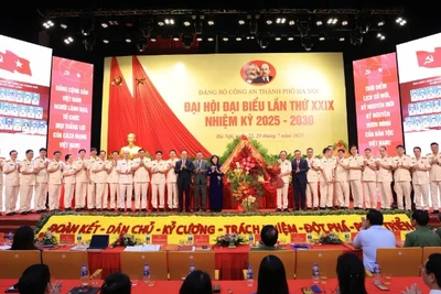 Lãnh đạo thành phố Hà Nội tặng hoa chúc mừng Ban chấp hành Đảng bộ Công an thành phố Hà Nội, nhiệm kỳ 2025-2030.