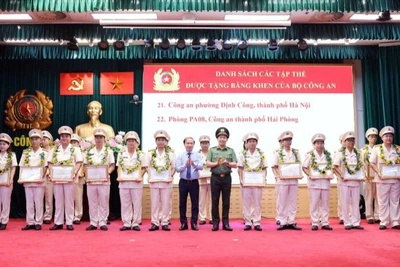 Các đồng chí Phạm Tất Thắng và Lê Văn Tuyến trao khen thưởng các tập thể, cá nhân có thành tích xuất sắc trong phong trào thi đua dân vận khéo của lực lượng Công an nhân dân.