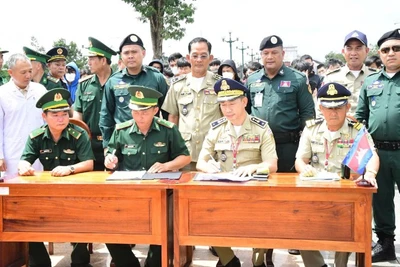 Cơ quan chức năng hai nước thực hiện các thủ tục bàn giao.