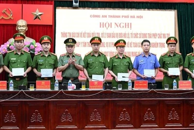 Trung tướng Nguyễn Thanh Tùng trao thưởng của Chủ tịch Ủy ban nhân dân thành phố Hà Nội cho các đơn vị có thành tích trong việc phá vụ án tại Viện Pháp y tâm thần Trung ương.
