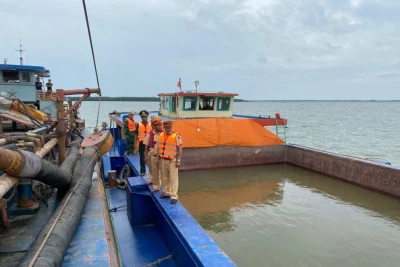 Lực lượng chức năng kiểm tra bắt giữ phương tiện tại khu vực ngã Ba Vàm Tuần (thủy phận Cần Giờ, Thành phố Hồ Chí Minh).