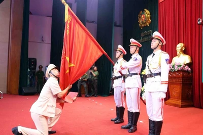 Trung tá Vũ Hải Thành, Trưởng Công an phường Thanh Xuân (Hà Nội) thực hiện nghi lễ tuyên thệ.