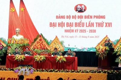 Trung tướng Nguyễn Anh Tuấn, Bí thư Đảng ủy, Chính ủy Bộ đội Biên phòng trình bày Báo cáo Chính trị.