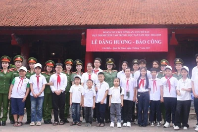 Các đại biểu tham dự dâng hương, báo công tại Văn Miếu-Quốc Tử Giám.