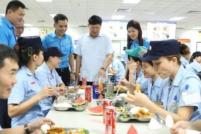 Lãnh đạo Tổng Liên đoàn Lao động Việt Nam, Liên đoàn Lao động thành phố Hà Nội dự "Bữa cơm công đoàn" tại Công ty trách nhiệm hữu hạn Yamaha Motor.