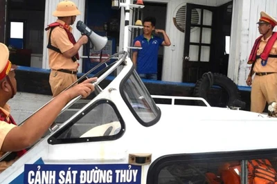 Lực lượng Công an tuyên truyền vận động bà con ngư dân và các hộ gia đình tại các tỉnh, thành phố Hải Phòng, Quảng Ninh, Hưng Yên phòng, chống bão số 3.