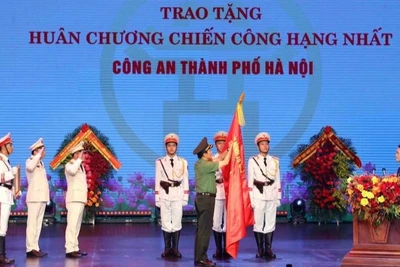 Công an thành phố vinh dự đón nhận Huân chương Chiến công hạng Nhất.