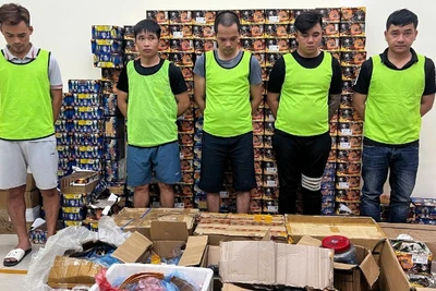 Các đối tượng liên quan cùng tang vật.