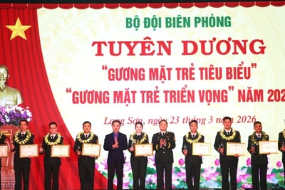 Trung tướng Nguyễn Anh Tuấn và đồng chí Nguyễn Tường Lâm trao phần thưởng cho 10 gương mặt trẻ tiêu biểu Bộ đội Biên phòng năm 2025. 