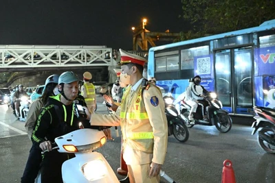 Không ít trường hợp người điều khiển xe máy còn chủ quan, điều khiển xe khi đã uống rượu bia.