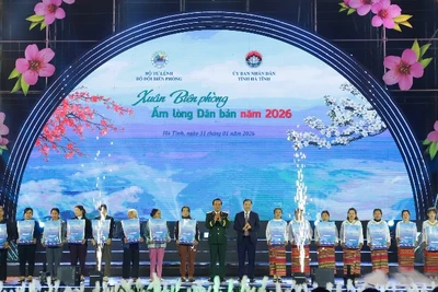 Thượng tướng Lê Đức Thái và đồng chí Hoàng Trung Dũng trao quà tặng 20 hộ gia đình có hoàn cảnh khó khăn của xã Hương Xuân.