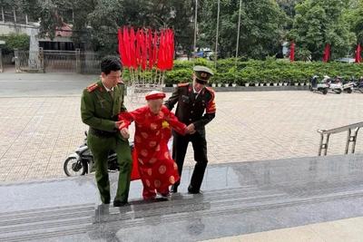 Cán bộ, chiến sĩ Công an phường Đống Đa hỗ trợ cử tri cao tuổi đến địa điểm bỏ phiếu.