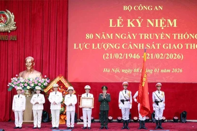 Đại tướng Lương Tam Quang trao tặng Huân chương Quân công hạng Nhất cho lực lượng Cảnh sát giao thông.