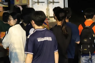 Người dân Thành phố Hồ Chí Minh chung sức đưa nhanh hàng cứu trợ tới miền trung