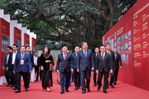 Tổng Bí thư Tô Lâm và các đồng chí lãnh đạo Đảng, Nhà nước tham quan trưng bày Báo Nhân Dân 75 năm đồng hành cùng đất nước. (Ảnh Thành Đạt) 