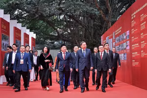 Tổng Bí thư Tô Lâm và các đồng chí lãnh đạo Đảng, Nhà nước tham quan trưng bày Báo Nhân Dân 75 năm đồng hành cùng đất nước. (Ảnh Thành Đạt) 