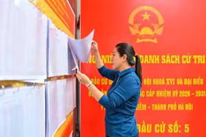 Danh sách cử tri và người ứng cử được niêm yết công khai để người dân theo dõi. Đây là bước quan trọng nhằm bảo đảm tính minh bạch, dân chủ trong công tác bầu cử. (Ảnh Thế Đại)