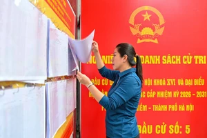 Danh sách cử tri và người ứng cử được niêm yết công khai để người dân theo dõi. Đây là bước quan trọng nhằm bảo đảm tính minh bạch, dân chủ trong công tác bầu cử. (Ảnh Thế Đại)