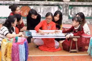 Khách du lịch tham gia các hoạt động trải nghiệm trong tour Về làng học thêu tay. Ảnh: DÃ LIÊN