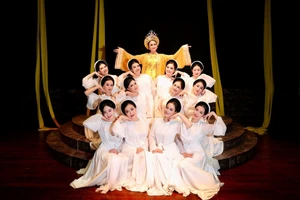 Cảnh trong vở Thái hậu Dương Vân Nga.