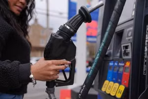 Giá xăng trung bình tại Mỹ đã vượt qua thời điểm năm 2022.