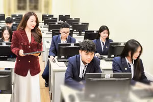 Trong kỷ nguyên AI, vị thế của nhà giáo không hề bị lu mờ mà ngược lại, càng được nâng cao ở khía cạnh định hướng giá trị. Trong ảnh: Giờ học tại Phòng Tin học, Trường THPT Trần Phú-Hoàn Kiếm (Hà Nội). Ảnh Thế Đại