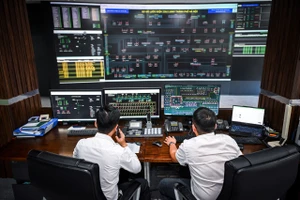 Bên cạnh nhiệm vụ giám sát và điều khiển hệ thống điện Thủ đô hoạt động liên tục và ổn định, Trung tâm Điều độ Hệ thống điện Thành phố Hà Nội còn là nơi theo dõi tình trạng vận hành của các trạm biến áp, đường dây truyền tải và phân phối điện. Ảnh: Thành Đạt