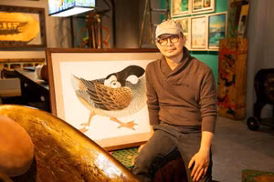 Họa sĩ Tạ Huy Long trong xưởng mở của anh, tại Không gian Manzi, Hà Nội. Ảnh: Nhân vật cung cấp