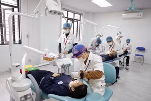 Khám sức khỏe cho người dân tại Phòng khám đa khoa Đại học Y Hà Nội đặt tại Trạm Y tế phường Vĩnh Hưng. (Ảnh Như Ý)