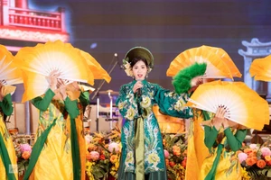 Nhiều ca sĩ trẻ đã coi trang facebook cá nhân là kênh quảng bá hoạt động nghệ thuật, với lượng người theo dõi lớn (Trong ảnh: Ca sĩ Hà Myo đăng tải hình ảnh biểu diễn tại Ấn Độ, ngày 17/3/2026, trên trang Facebook có hơn 350.000 người theo dõi. 