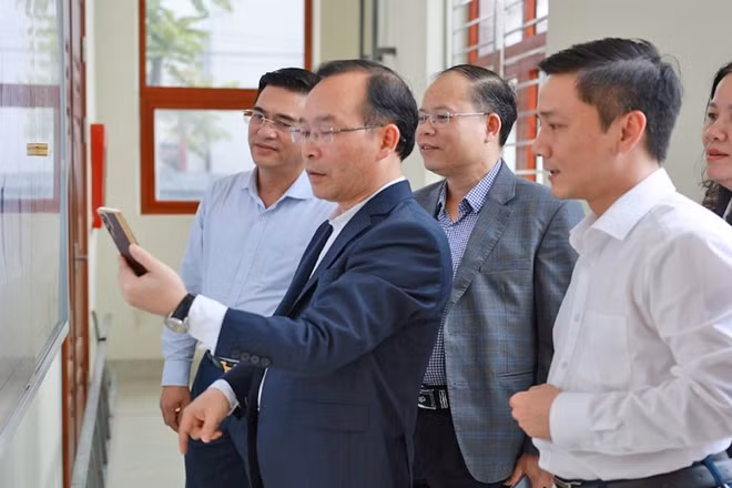 Tổ giám sát số 1 thuộc Đoàn giám sát Hội đồng nhân dân tỉnh Bắc Ninh giám sát công tác chuẩn bị bầu cử đại biểu Quốc hội khóa XVI và đại biểu Hội đồng nhân dân các cấp nhiệm kỳ 2026 - 2031 tại phường Tân Tiến, ngày 25/2. 