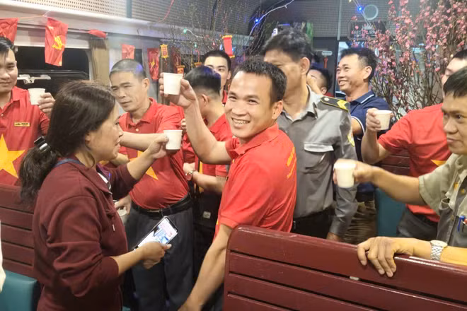 Không khí đón giao thừa vui tươi trên tàu.