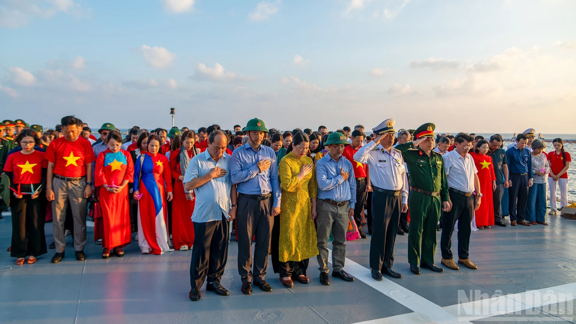 Đoàn kiều bào dâng hương tưởng niệm anh hùng liệt sĩ tại Trường Sa