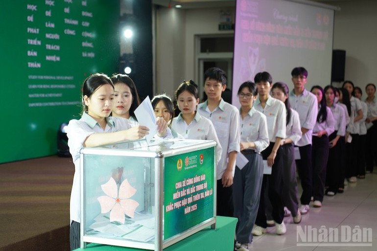 Sinh viên cùng sẻ chia, hướng về đồng bào các tỉnh bị thiệt hại nặng nề do bão số 10 vừa qua gây ra. (Ảnh: ANH ĐÀO) ndo_br_quyen-gop-ung-ho-7r302189.jpg