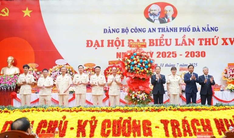 Bí thư Thành ủy Đà Nẵng Nguyễn Văn Quảng và đại diện lãnh đạo thành phố Đà Nẵng tặng hoa chúc mừng Đại hội. (Ảnh: MV) 2.jpg