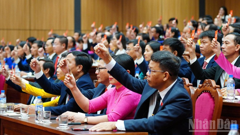 Đại hội biểu quyết thông qua Nghị quyết Đại hội đại biểu lần thứ I Đảng bộ thành phố, nhiệm kỳ 2025-2030. (Ảnh: ANH ĐÀO) ndo_br_6e6afbe745bbcfe596aa-4572.jpg