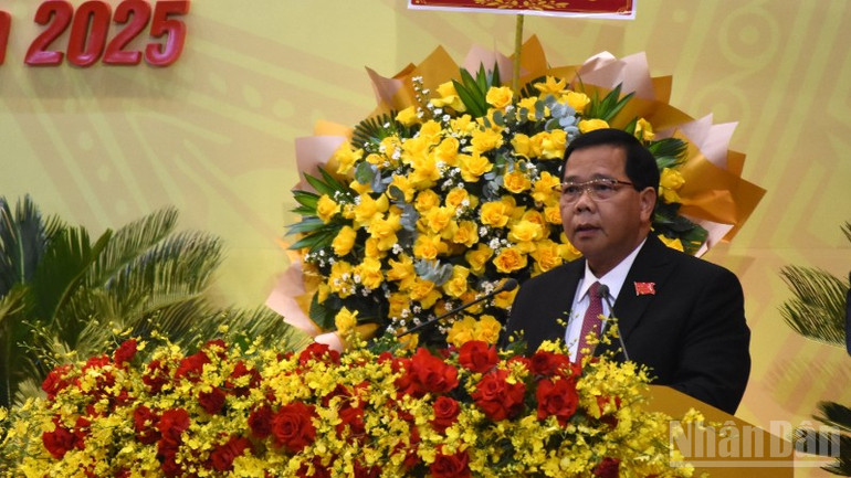 Đồng chí Bhling Mia, Bí thư Đảng ủy, Chủ tịch Hội đồng nhân dân xã Tây Giang, thành phố Đà Nẵng phát biểu tham luận. (Ảnh: ANH ĐÀO) ndo_br_1-2035.jpg