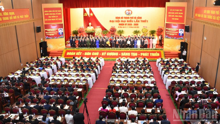 Ban Chấp hành Đảng bộ thành phố Đà Nẵng khoá I, nhiệm kỳ 2025-2030 ra mắt Đại hội. (Ảnh: ANH ĐÀO) ndo_br_ra-mat-4476.jpg