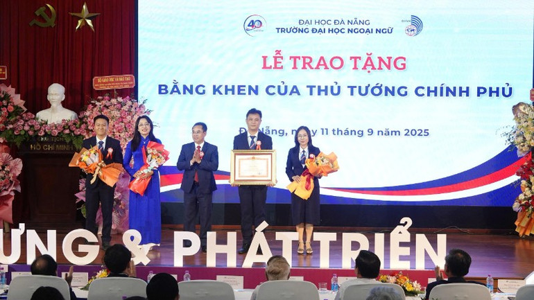 Dịp này, nhà trường vinh dự đón nhận Bằng khen của Thủ tướng Chính phủ dành cho tập thể có thành tích xuất sắc trong đào tạo b13191d51b53900dc942-1247.jpg