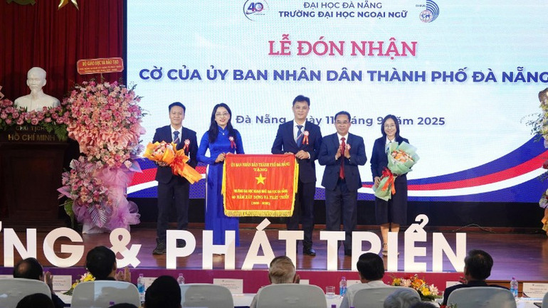 Lãnh đạo thành phố Đà Nẵng trao tặng Cờ thi đua ghi nhận 40 năm xây dựng, phát triển của Trường đại học Ngoại ngữ, Đại học Đà Nẵng. 90c591351bb390edc9a2-3716.jpg