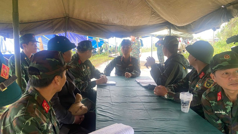 কর্নেল ডো জুয়ান হাং ঘটনাস্থলের পরিস্থিতি সম্পর্কে ইউনিটগুলির দ্রুত প্রতিবেদন শোনেন। 1380642901618579563-1-6179.jpg