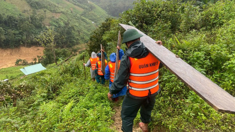 ভূমিধস এলাকার সবচেয়ে কাছের পথ খুঁজে বের করার জন্য অফিসার এবং সৈন্যরা অনেক দলে বিভক্ত হয়ে পড়ে। 1380642901618579563-945.jpg