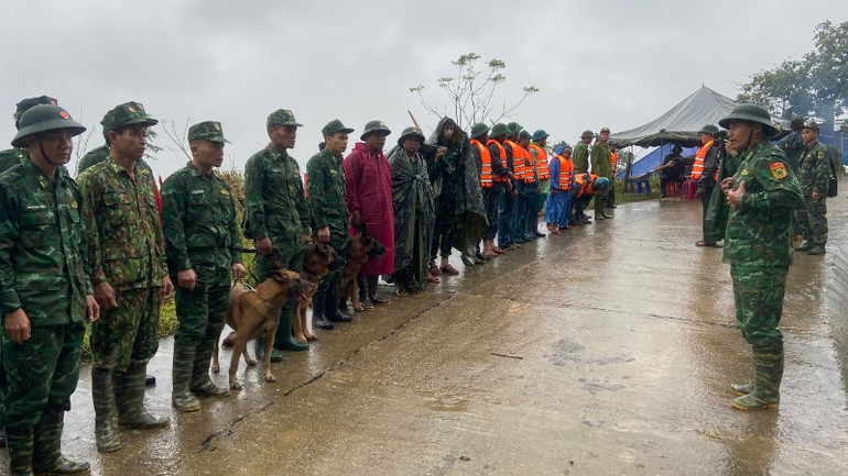বৃষ্টিপাত অব্যাহত থাকায়, তীব্র আবহাওয়ায় ভূমিধসের ঘটনাস্থলের কাছে যাওয়ার জন্য বাহিনী পরিকল্পনা মোতায়েন করতে শুরু করে। 459f239d96541a0a4345-9593.jpg