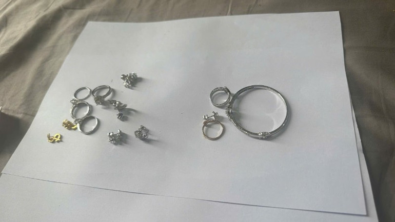 Một trong số trang sức nghi phạm cướp được tại tiệm vàng. (Ảnh: Công an cung cấp) e04fc6767335f86ba124-245.jpg