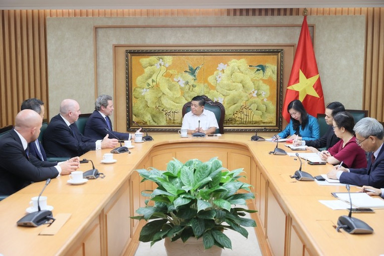 Phó Thủ tướng Nguyễn Chí Dũng đề nghị hai bên đẩy mạnh trao đổi đoàn các cấp, đặc biệt là cấp cao; thúc đẩy sớm nâng tầm quan hệ hai nước lên Đối tác Chiến lược toàn diện - Ảnh: VGP/THU SA ptt-ncd.jpg