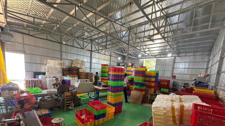 Xưởng sản xuất nước yến giả quy mô lớn. (Ảnh: Công an cung cấp) 08785492331bb845e10a-3585.jpg