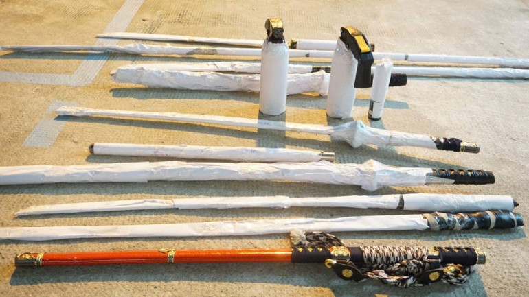 Các loại hung khí bị lực lượng công an phát hiện, thu giữ liên quan đến vụ việc. (Ảnh: Công an cung cấp) 4162242872175049021-4592.jpg