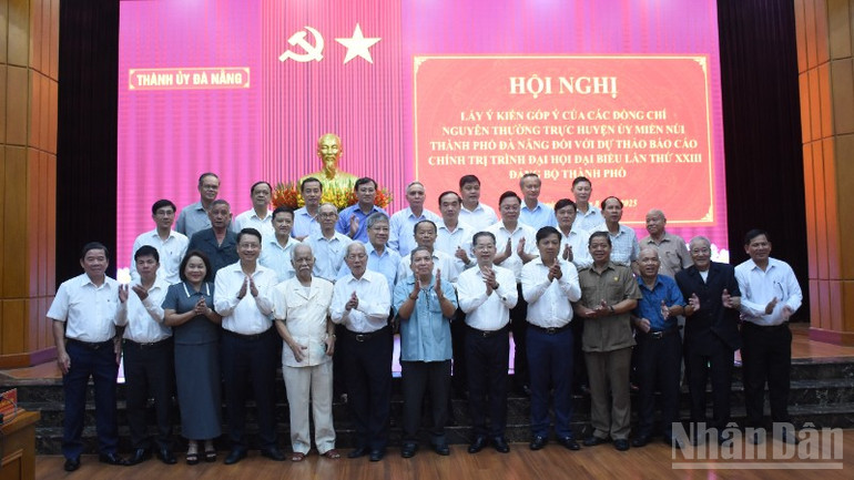 Thường trực Thành ủy Đà Nẵng chụp ảnh lưu niệm với các đồng chí dự hội nghị. (Ảnh: ANH ĐÀO) ndo_br_dsc-2952-1169.jpg