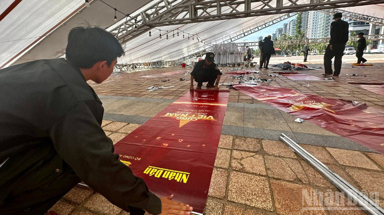 Trong ngày mai (15/8) đơn vị thi công sẽ hoàn thiện sân khấu. ndo_br_457574d9d2c65a9803d7-8311.jpg